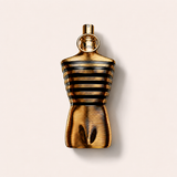 Jean Paul Gaultier Le Male Elixir, zlatý flakon v jednotném flatlay stylu – MrRizz