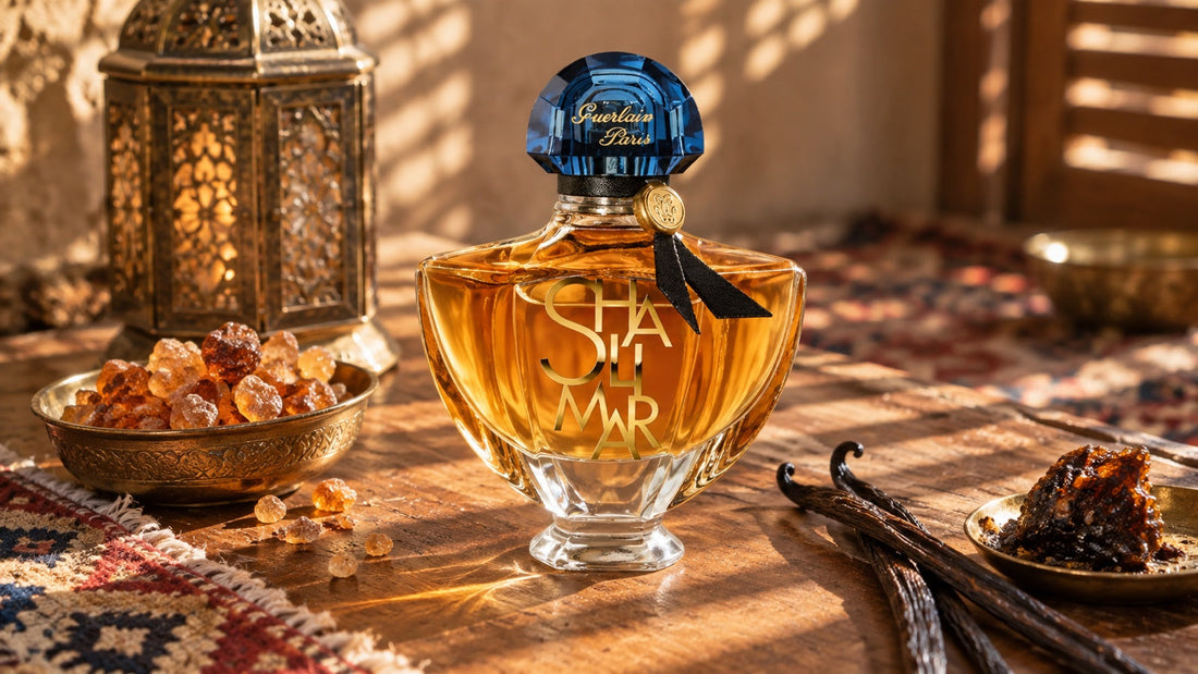 Guerlain Shalimar L'Essence na stolku s ambrou, labdanem a vanilkou