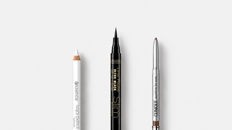 Linky — Essence Kajal Pencil 1 ml, BOURJOIS Paris Liner Feutre Slim 0,8 ml, Clinique Quickliner For Eyes 3 ml; tři produkty na světlém šedém pozadí