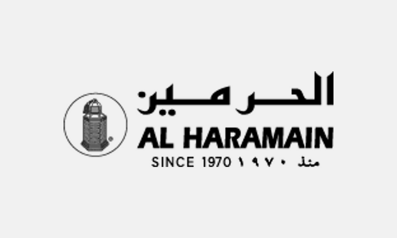 Al Haramain – černé logo na světle šedém pozadí