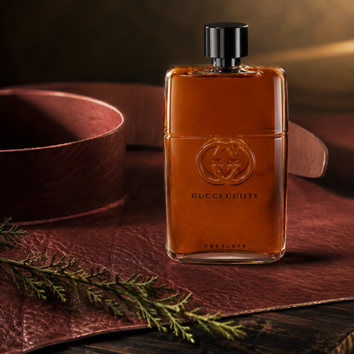 Gucci Guilty Absolute na vínové kůži s větvičkou cypřiše v teplém bočním světle – MrRizz