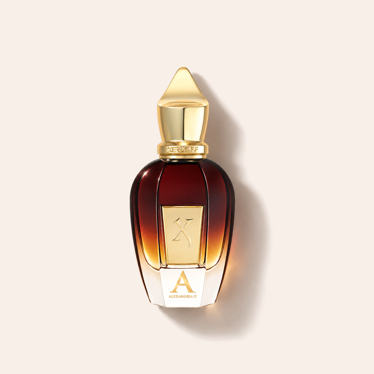 Xerjoff Alexandria II Extrair 50 ml, flakon vleže na béžovém pozadí – MrRizz