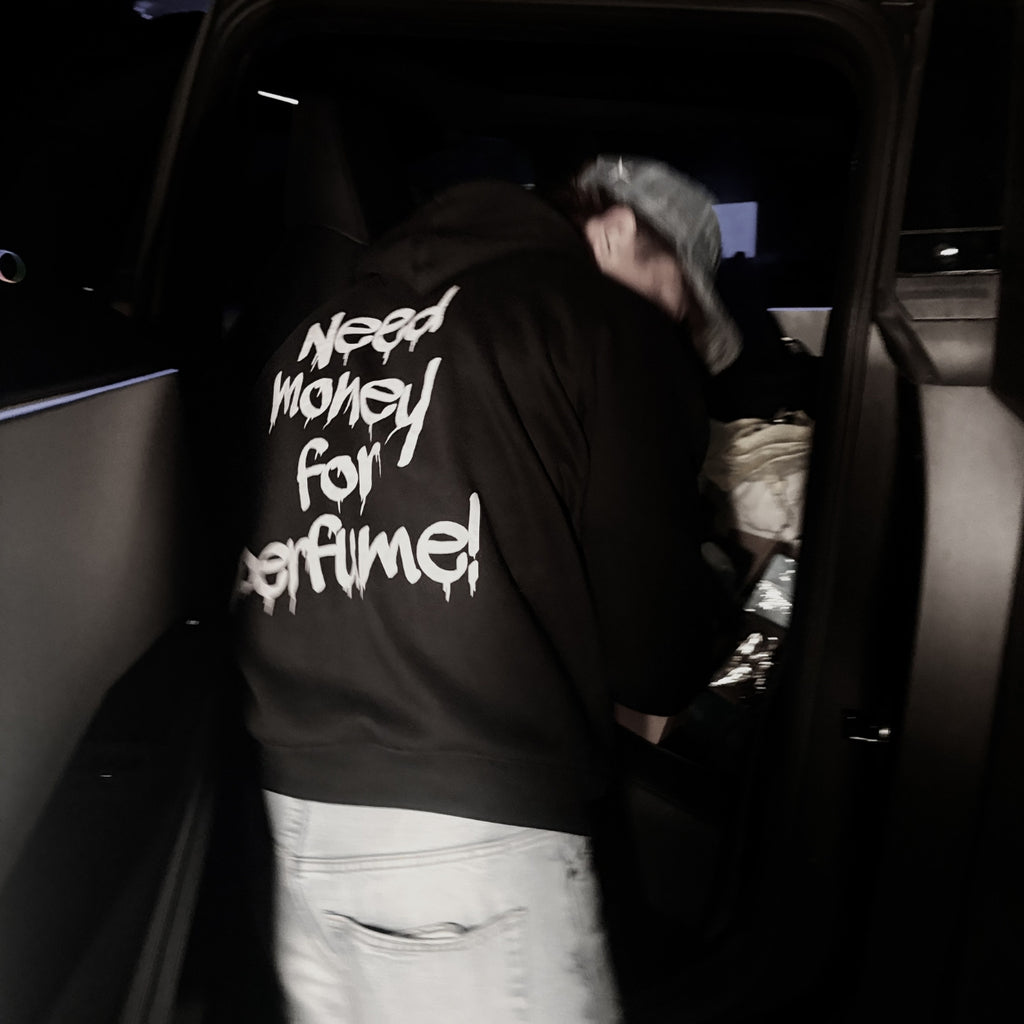 "NEED MONEY FOR PERFUME!" tricou