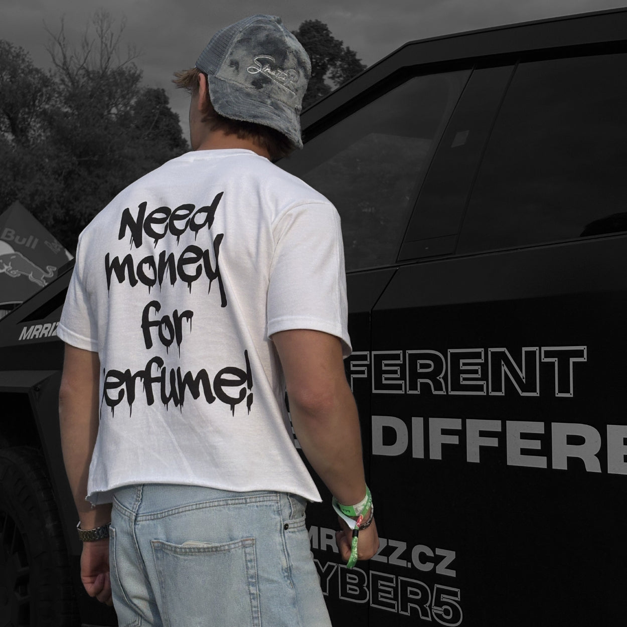 "NEED MONEY FOR PERFUME!" tricou
