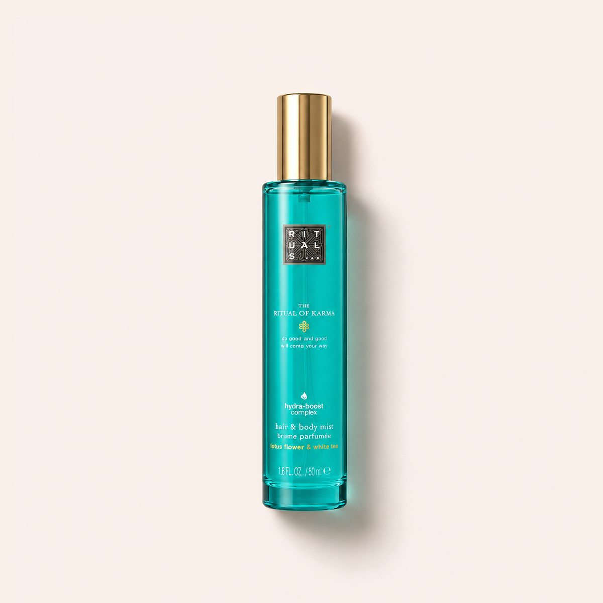 Rituals The Ritual of Karma Hair & Body Mist 50 ml – titulní fotografie spreje položeného na béžovém pozadí – MrRizz
