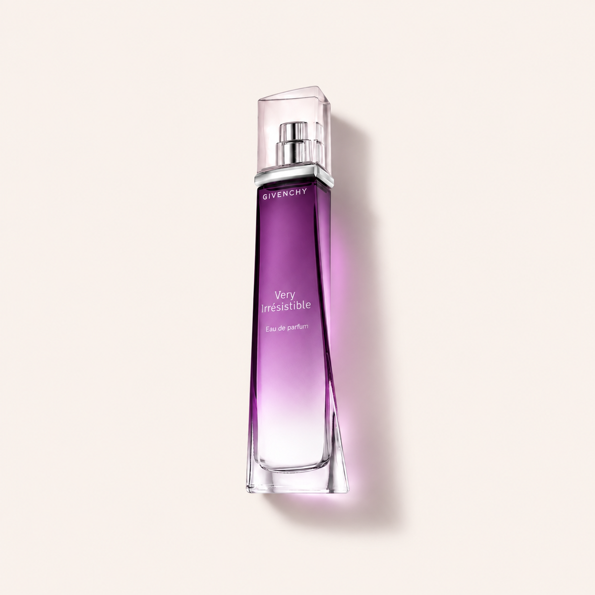 Flakon Givenchy Very Irresistible EDP 75 ml na béžovém pozadí – MrRizz