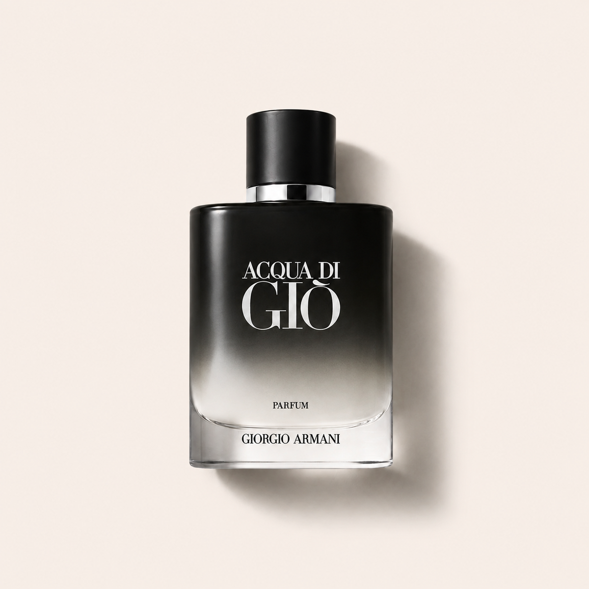 Flakon parfému Giorgio Armani Acqua di Giò Parfum na světlém pozadí – MrRizz