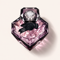 Lancôme La Nuit Trésor EDP 50 ml ležící na růžovobéžovém pozadí – MrRizz