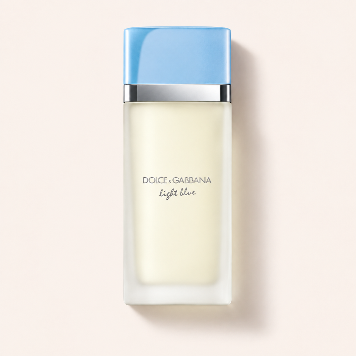 Dolce&Gabbana Light Blue EDT 50 ml ležící na růžovobéžovém pozadí – MrRizz