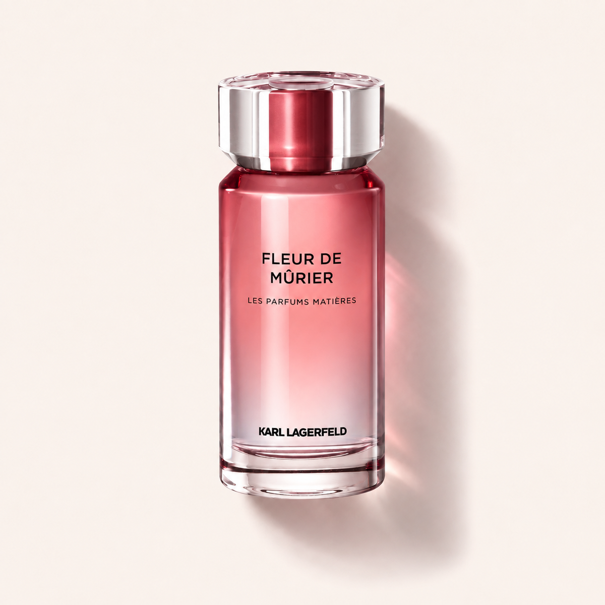 Karl Lagerfeld Fleur de Mûrier EDP 100 ml ležící na růžovobéžovém pozadí – MrRizz