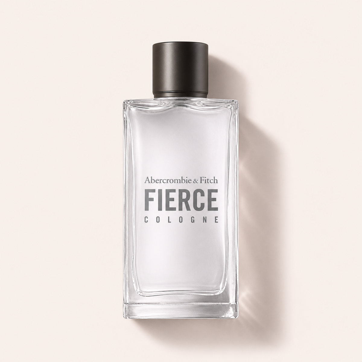 Flakon Abercrombie & Fitch Fierce EDC 200 ml na béžovém pozadí – MrRizz