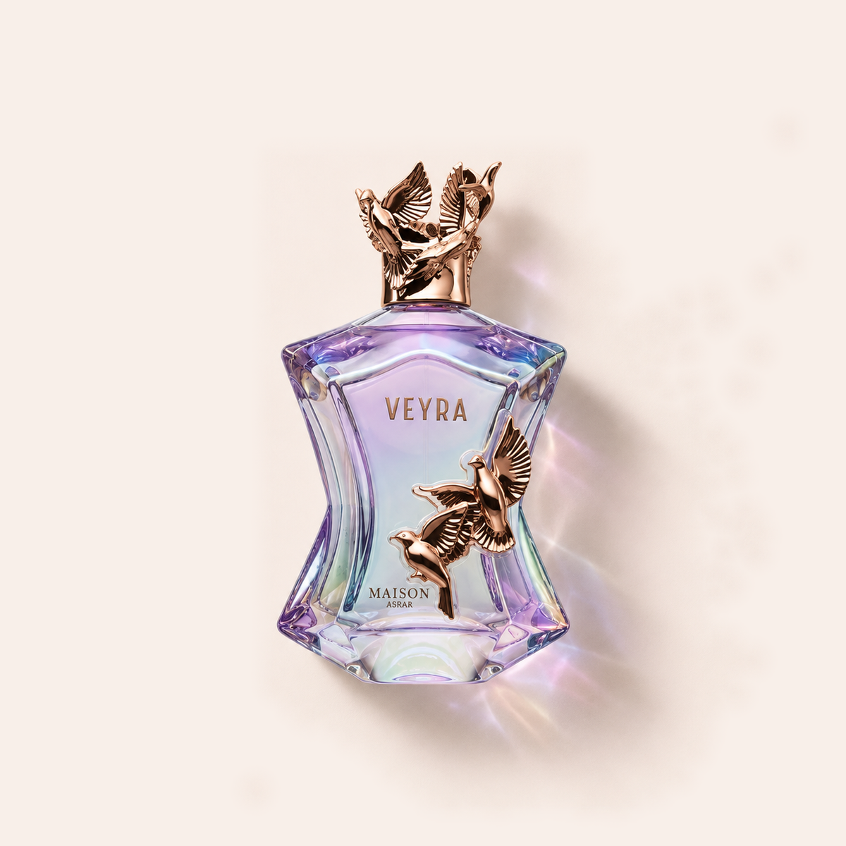 Flakon parfému Maison Asrar Veyra EDP 100 ml na béžovém pozadí – MrRizz