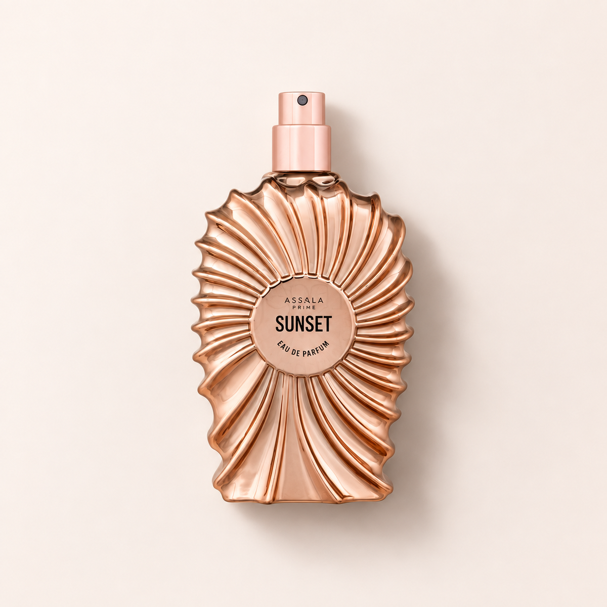 Růžově zlatý flakon Assala Prime Sunset EDP 100 ml s plastickým spirálovým vzorem a odkrytým rozprašovačem – MrRizz