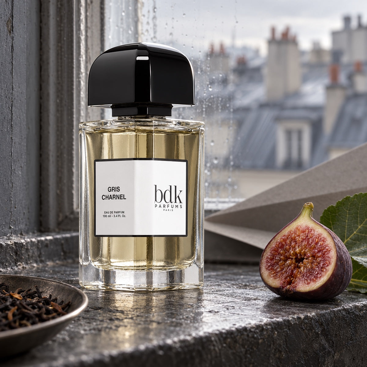 BDK Parfums Gris Charnel EDP 100 ml v šedém pařížském zátiší s fíkem a černým čajem – MrRizz
