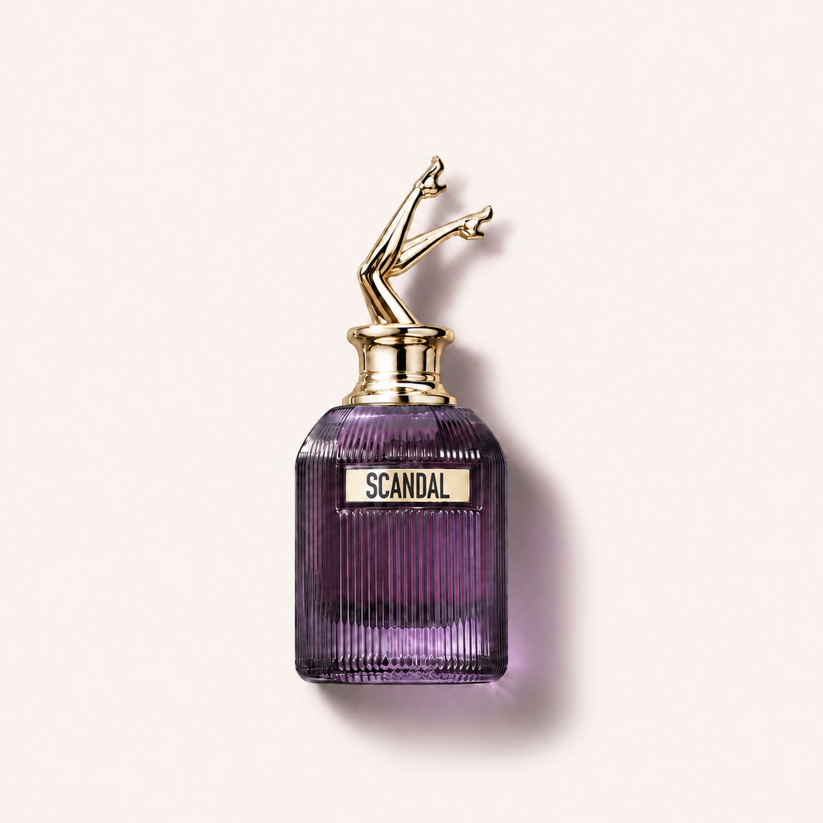 Flakon Jean Paul Gaultier Scandal Intense EDP na béžovém pozadí – MrRizz