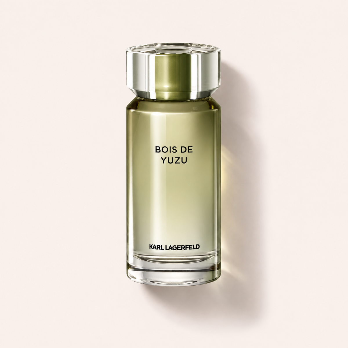Flakon Karl Lagerfeld Bois de Yuzu EDT 100 ml na béžovém pozadí – MrRizz