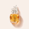 Flakon Lolita Lempicka LolitaLand EDP 40 ml na béžovém pozadí – MrRizz