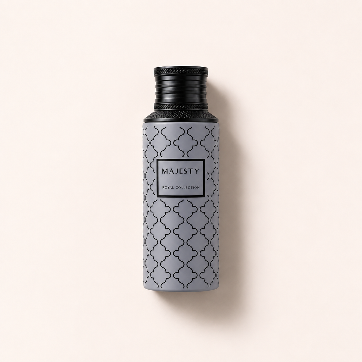 Šedý flakon Maison Asrar Majesty EDP 100 ml s černým zdobením a víčkem – MrRizz