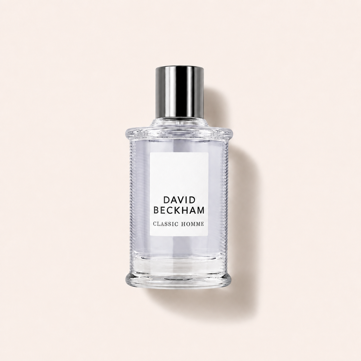 Čirý flakon David Beckham Classic Homme EDT s kovovým víčkem na světlém pozadí – MrRizz