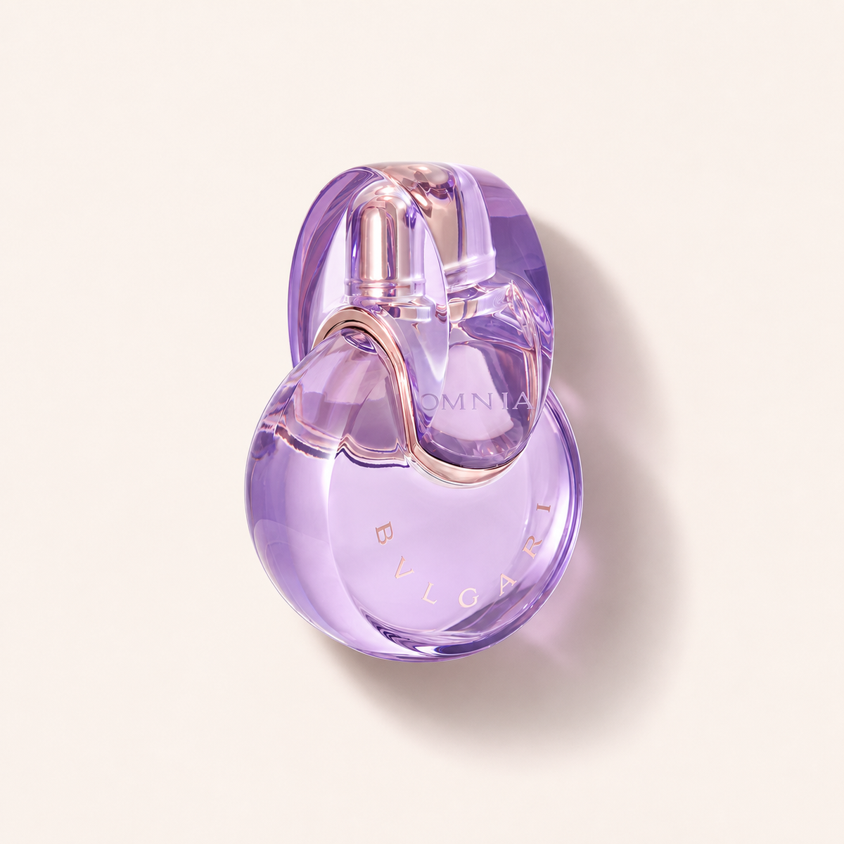Bvlgari Omnia Amethyste EDT 100 ml, fialový dámský flakon položený na zádech – MrRizz