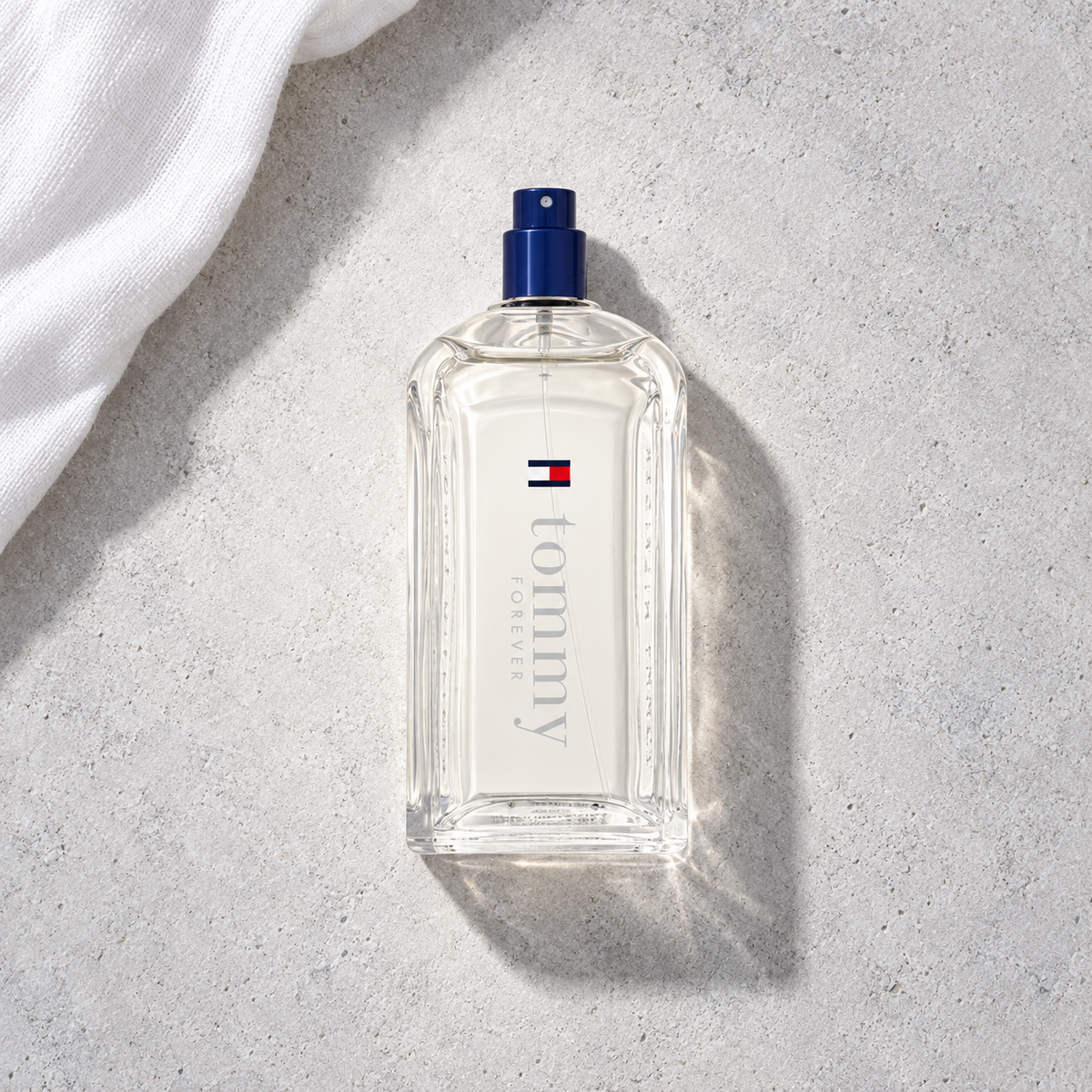Tommy Hilfiger Tommy Forever 100 ml – parfém v prostředí, pohled shora s bočním stínem