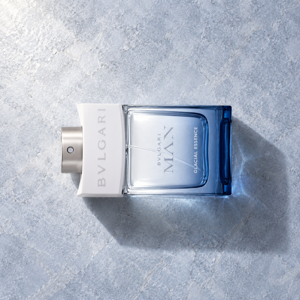Bvlgari MAN Glacial Essence 60 ml – parfém v prostředí, pohled shora s bočním stínem