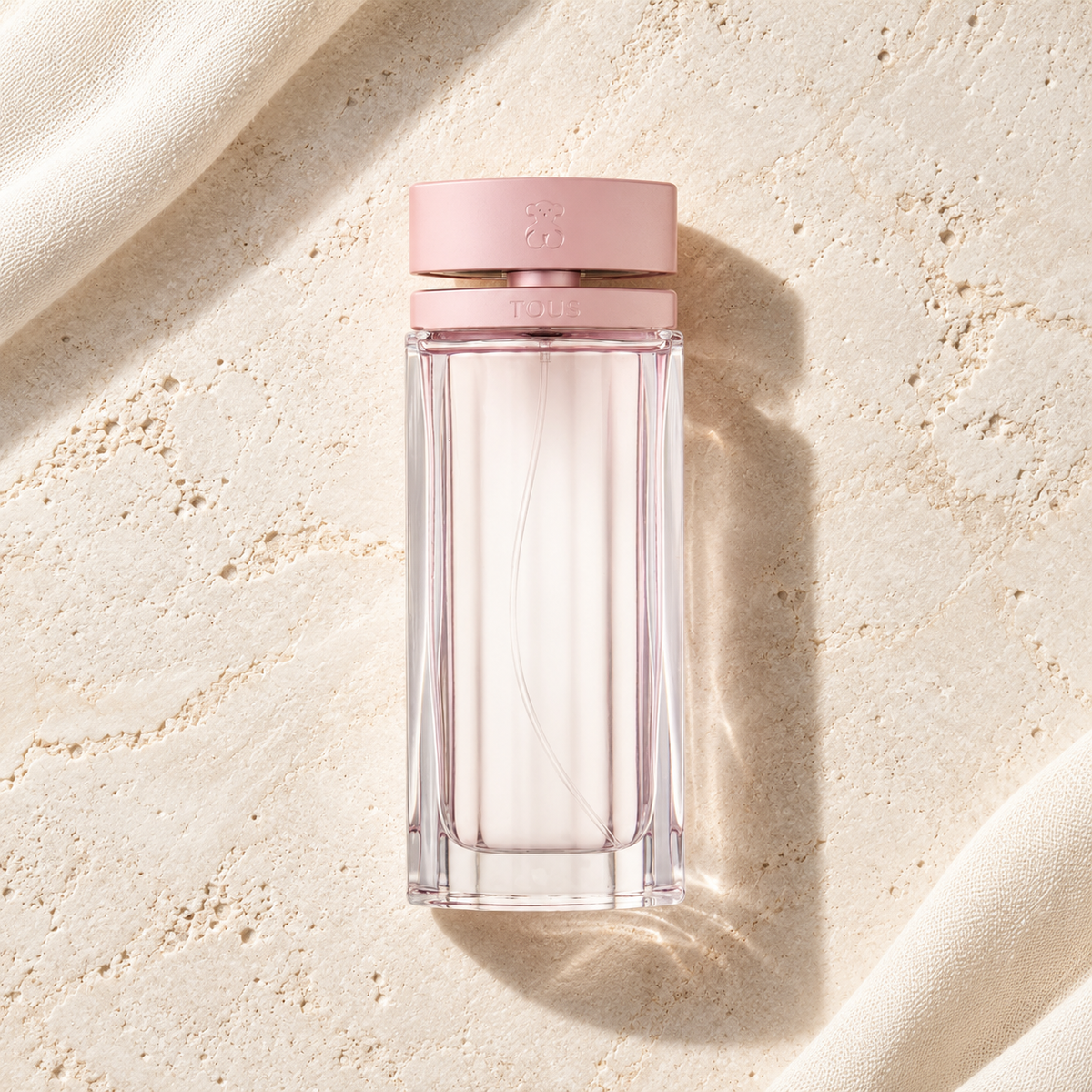 TOUS L´Eau de Parfum EDP 90 ml – parfém v prostředí, pohled shora s bočním stínem