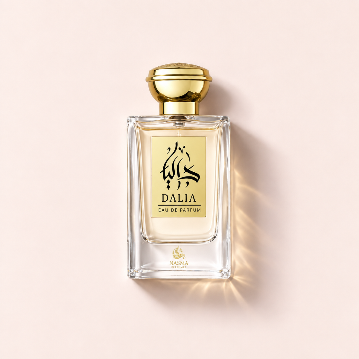 Flakon Nasma Dalia EDP 100 ml se zlatým víčkem a štítkem na světlém pozadí – MrRizz