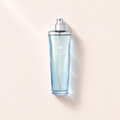 Světle modrý flakon New Brand Parfums Blue Sky EDP 100 ml s odkrytým rozprašovačem na světlém pozadí – MrRizz