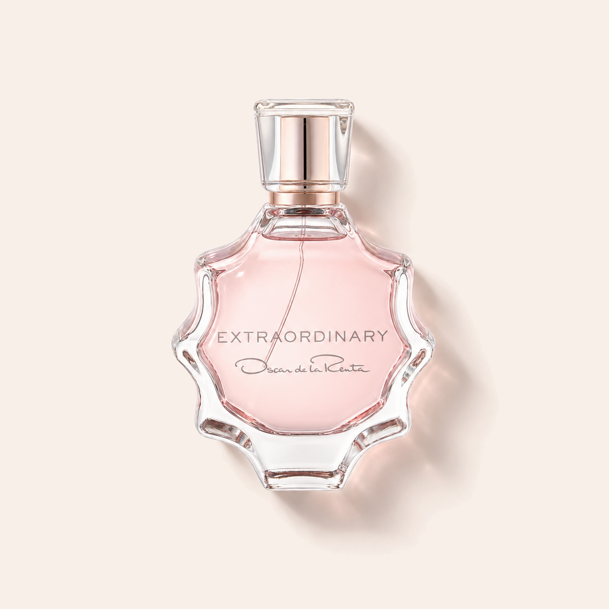 Oscar de la Renta Extraordinary EDP 90 ml, růžový flakon na světlém pozadí – MrRizz