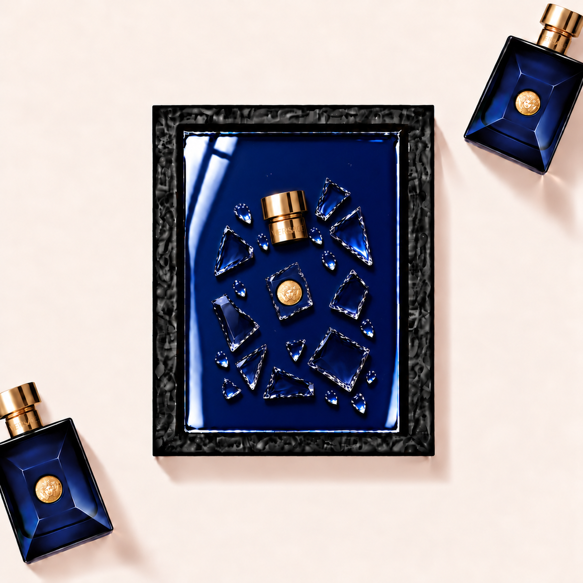 Parfemovy obraz Versace Pour Homme Dylan Blue v cernem ramu - ilustracni fotografie
