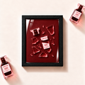 Ilustrační parfémový obraz Tom Ford Cherry Smoke z fragmentů originálního flakonu v černém rámu