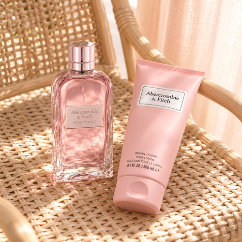 Abercrombie & Fitch First Instinct dárková sada EDP 100 ml + tělové mléko 200 ml – atmosférická fotografie – MrRizz